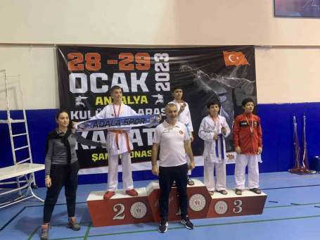 Adalasporlu karateciler Antalya'dan madalyalarla döndü