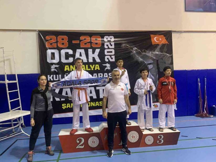 Adalasporlu karateciler Antalya'dan madalyalarla döndü - Manisa haber