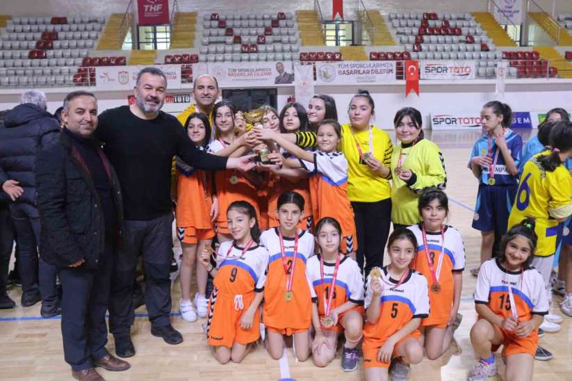 Sivas'ta düzenlenen okullar aras hentbolda kupalar sahiplerini buldu - Sivas haber