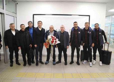 Sivasspor kafilesi 5 eksikle Alanya'da