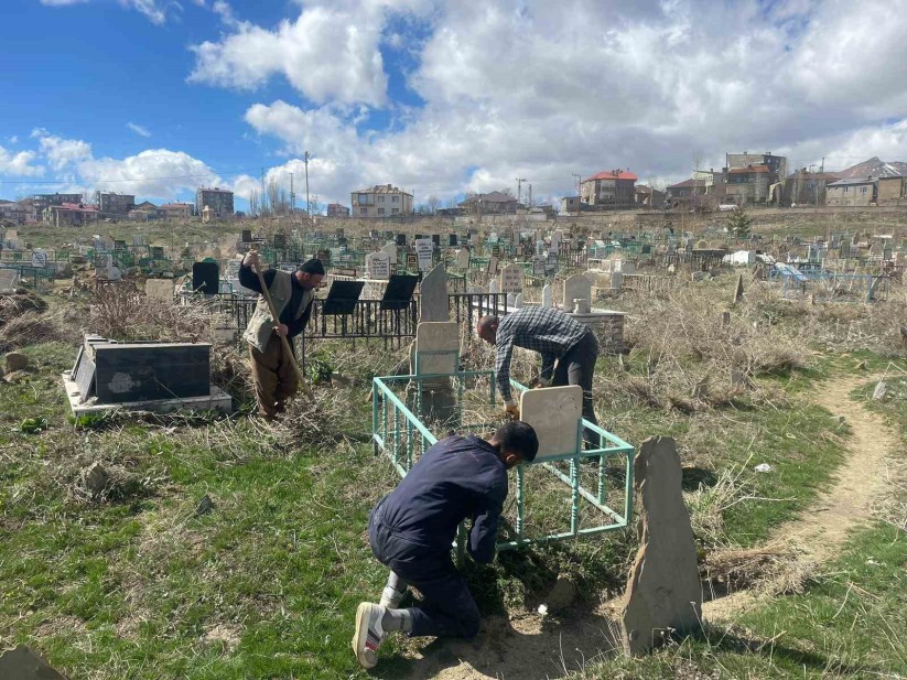 Önce namaz sonra mezarlkta çevre temizlii