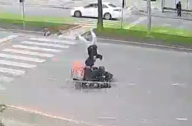 Mersin'de motokuryenin yaya geçidinde çocuğa çarptığı kaza kamerada: 1 yaralı