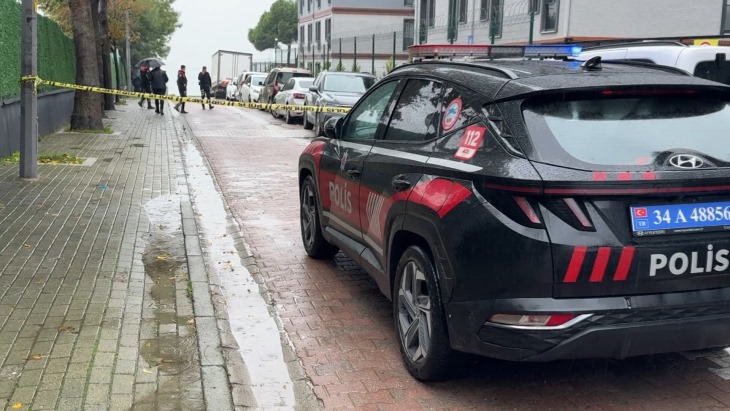 Avcılar'da okul önünde velilerin trafik kavgasına müdahale eden bekçi, saldırganı ayağından vurdu