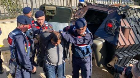 Antalya'da zrhl araçla adliyeye getirilen cinayet zanls tutukland