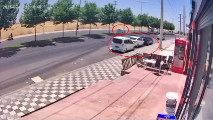 Otomobilin park halindeki hafif ticari araca çarptığı kaza kamerada