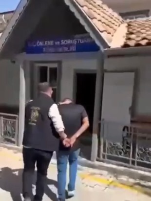 İş arkadaşlarının evinden altın ve para çalan 2 şüpheli yakalandı