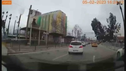 zmir'de iddetli frtna: Aaç devrilmeleri ve çat uçmalar kamerada