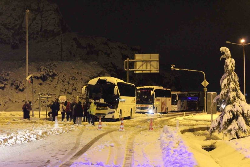 Antalya-Konya Kara Yolu'nda yüzlerce araç yolun açlmasn bekliyor