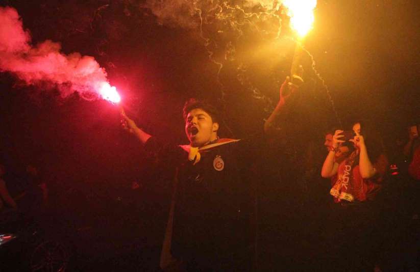 Erzincan'da buz gibi havada Galatasarayl taraftarlarn galibiyet cokusu - Erzincan haber