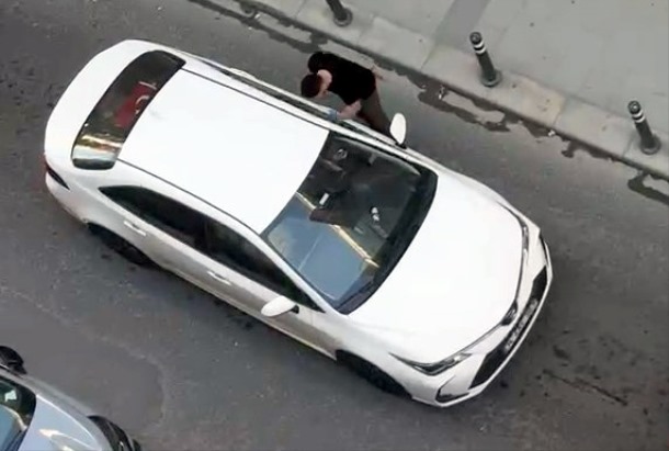 Avcılar'da kazaya neden olan sürücüye tepki; otomobile yumruk attılar