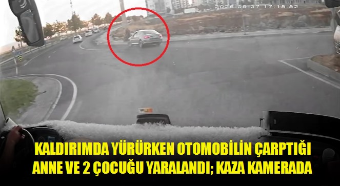Kaldırımda yürürken otomobilin çarptığı anne ve 2 çocuğu yaralandı kaza kamerada