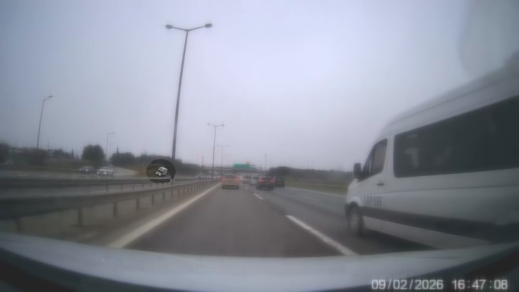 İstanbul - Sancaktepe'de kamyonet, polis aracına çarptı; kaza kamerada