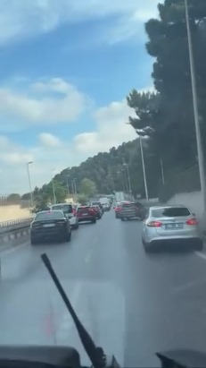 Maltepe'de trafikte kalan ambulansa fermuar yöntemiyle yol verdiler