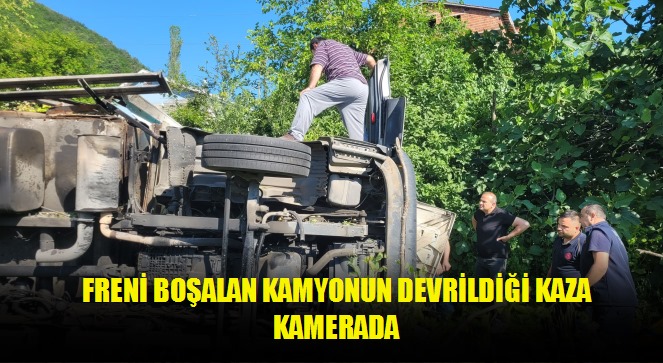 Freni boşalan kamyonun devrildiği kaza kamerada