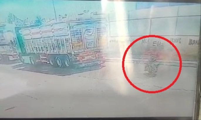 Park halindeki TIR'a çarpan motosikletin sürücüsü ağır yaralandı; kaza kamerada