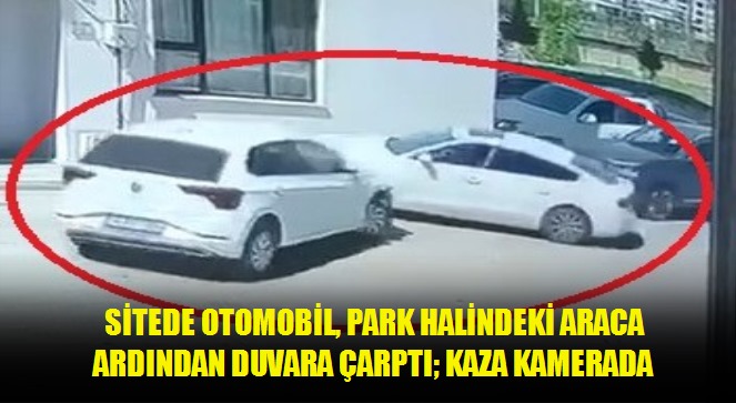 Sitede otomobil, park halindeki araca ardından duvara çarptı kaza kamerada
