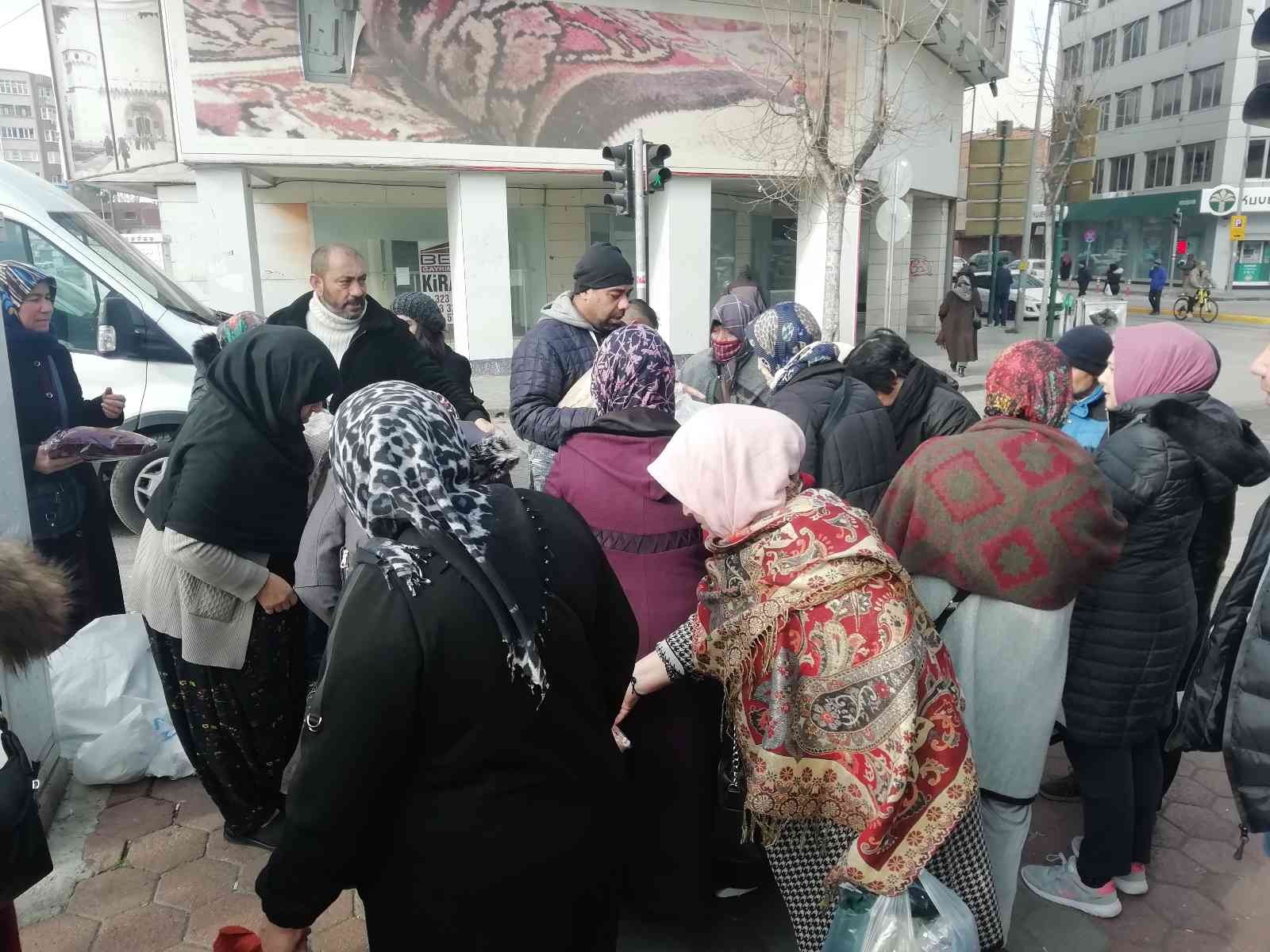 Eskişehir'de '20 liralık kazak' izdihamı
